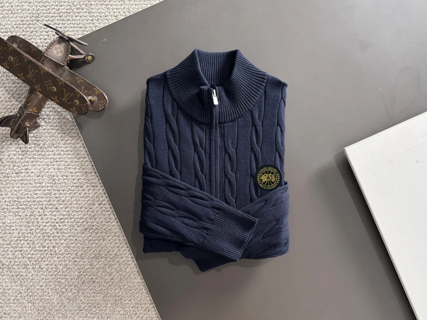 Next day shipping P460 Big Goose 2025 official website latest winter sweater, popular items are on sale at the counter simultaneously! Specially made of wool blended fabric. It feels comfortable and can be directly in contact with the skin. The logo badge is exquisitely embroidered, which is extremely eye-catching! The details highlight the fashionable charm of big brands. Exquisite workmanship. Three-dimensional cutting style. The wearing effect is invincible and handsome! All three standards are complete! Size: M-3XL